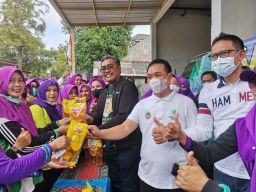 Perempuan Bangsa Gresik Gelar Senam dan Pasar Murah Gus Muhaimin