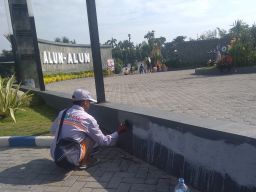 Usai Viral, Vandalisme di Alun-alun Jombang Dibersihkan