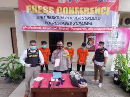 Demi Konten, Tiga Pemuda Acungkan Celurit di Jalanan Surabaya