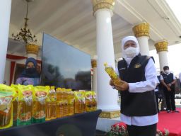 Atasi Kelangkaan, Pemprov Jatim Guyur 2,7 Juta Liter Minyak Goreng