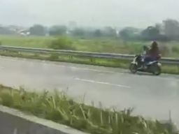 Emak-emak Kendarai Motor Terobos Tol Singosari Malang Viral di Medsos