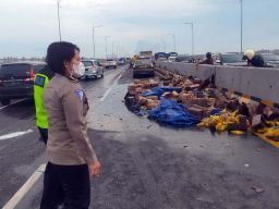 Pikap Terguling di Jembatan Suramadu, Muatan Minyak Goreng Tumpah ke Jalan