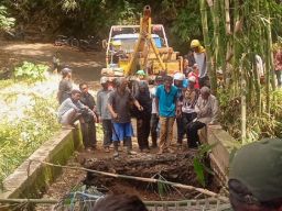 Jembatan di Pujon Ambrol, Pikap Terperosok, 2 Orang Terluka
