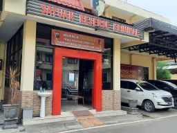 Gerombolan Pemotor Berkostum Hitam Acungkan Sajam di Mojokerto Diringkus