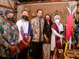 Presiden Jokowi Puji Kerajinan Sabut Kelapa Kabupaten Kediri di Pameran Inacraft