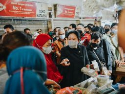 Pantau Harga Sembako di Pasar Tambahrejo Surabaya, Puan Borong Nogosari