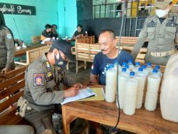 Razia Tempat Hiburan Malam, Satpol PP Lamongan Sita Ratusan Liter Miras