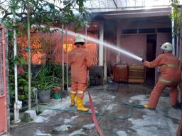 Api Meletup Saat Penghuni Memasak, Rumah di Surabaya Terbakar