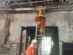 Rumah Mewah di Surabaya Terbakar, Bagian Kamar Ludes Dilahap Api