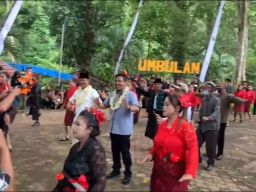 Wow! Wakil DPRD Jatim Ini Terekam Kamera Asyik Jaipongan di Malang