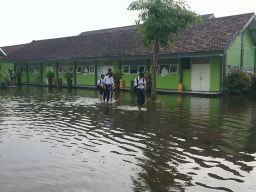 Sekolah Tergenang Banjir, Siswa SMPN 3 Tulungagung Belajar Secara Online