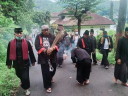 Hari Air Sedunia, Warga Kota Batu Gelar Selamatan Tusuk Bumi Bersih Dandang