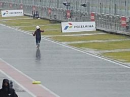 Hujan Deras Tak Kunjung Reda, Pawang Hujan Turun Tangan di GP Mandalika