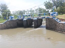 2 Kali Uji Sampel, Penyebab Air Sungai Berwarna Merah di Jombang Masih Misterius