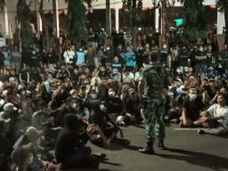 Degradasi dan Dikalahkan Bhayangkara FC, Suporter Persela Geruduk Rumdin Bupati