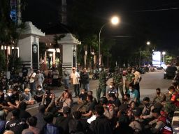 Ini Tiga Tuntutan Suporter Persela yang Geruduk Rumdin Bupati