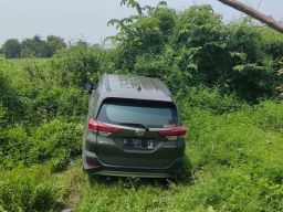Pengemudi Diduga Mengantuk, Terios Nyelonong ke Parit Tol Waru