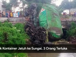 Video: Truk Kontainer Jatuh ke Sungai, 3 Orang Terluka