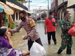 TNI-Polri Gercep Kirim Makanan untuk Warga Terdampak Banjir Driyorejo Gresik