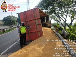 Gandengan Terlepas, Truk Bermuatan Jagung Terguling di Exit Tol Waru