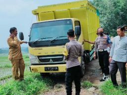Truk Misterius Ditemukan Terparkir di Tengah Sawah Pacet, Mojokerto