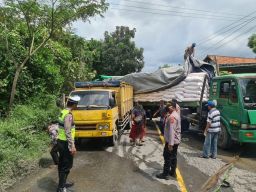 Truk Muatan Pupuk Selip di Bangkalan, Kemacetan Mengular Hingga 1 Km