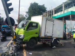 Kecelakaan Beruntun di Sidoarjo, Truck Box Tabrak Traffic Light