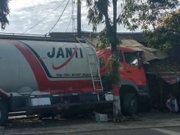 Truk Tangki Oleng Seruduk Warung di Lamongan, Sopir asal BrebesTewas