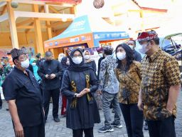 Kunjungi Banyuwangi, Wamendes Acungi Jempol Program Bupati Ngantor di Desa