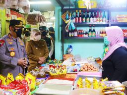 Cek Minyak Goreng Bersama Kapolri, Khofifah Minta Produsen-Distributor Komitmen