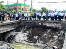 Jembatan di Lamongan Ambles: Pipa PDAM Jebol, 7 Ribu Lebih Rumah Warga Terdampak