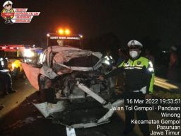 WN China Pengemudi Fortuner Tabrak Tronton di Tol Gempol Hingga Luka Berat