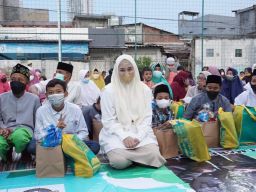 Gerindra Surabaya Sisir Warga MBR, Bagikan Parcel Lebaran Gratis