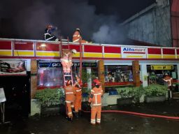 Alfamart di Jalan Diponegoro Surabaya Terbakar, Pelanggan dan Karyawan Semburat