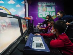 Berbagi Kebahagiaan Ramadan, QNET Ajak Anak Yatim di Surabaya Bermain