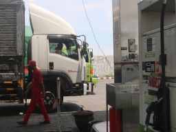 Stok Solar Kosong, Puluhan Sopir Menginap di SPBU Jombang