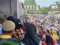 Antrean Minyak Goreng Curah Membeludak di Sampang