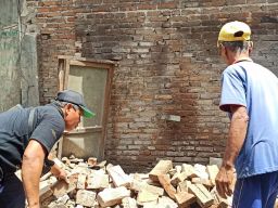 Cerita Mbah Sumi saat Terjabak Reruntuhan Atap Rumahnya yang Ambruk