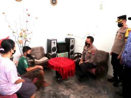 Polres Kediri Beri Santunan untuk Remaja Pengidap Penyumbatan Lambung