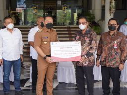 Percepatan Layani Masyarakat, Bank Jatim Serahkan CSR Pada Pemkot Surabaya