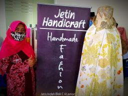 Uniknya Busana Muslim Bermotif Daun Karya Warga Lamongan