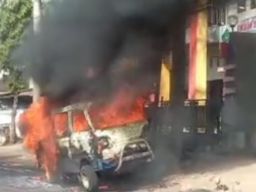 Oleng Tabrak Pagar Rumah, Mobil Suzuki Carry Muat BBM Terbakar di Banyuwangi