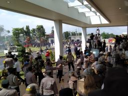 Anggotanya Terlibat Kericuhan dengan Mahasiswa, Kapolres Bangkalan Minta Maaf