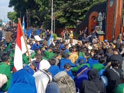 Ratusan Mahasiswa Kediri Ajak Wakil Rakyat Duduk Bareng di Aspal