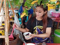 Legitnya Es Dawet Sri Kandi Buatan Penyanyi Cantik di Kota Madiun