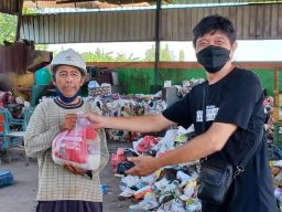 Gusdurian Sidoarjo Bagikan Ratusan Paket Bingkisan Ramadan untuk Pejuang Jalanan