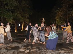 Penari Perempuan di Tulungagung Gelar Pertunjukan 4 Jam Non Stop