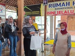 Mama-mama Muda Bagikan Sembako di Kampung Idiot Ponorogo