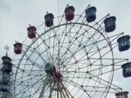 Menunggu Buka Puasa sambil Memandang Lamongan dari Atas Bianglala