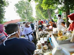 Gembiranya Bupati Ipuk saat Keliling Pasar Takjil: Berdayakan Ribuan Warga